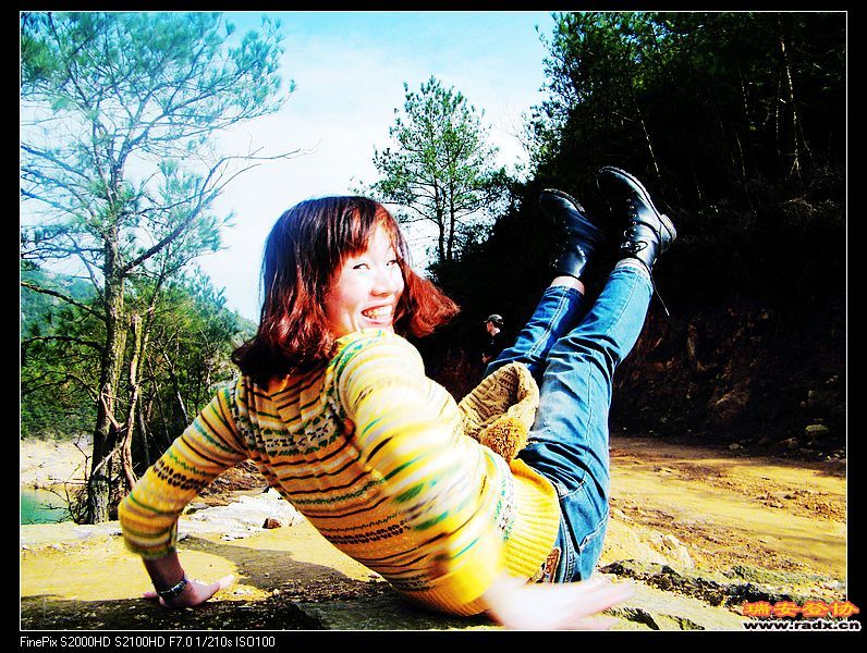 想做美美的动作，没想到一个不稳两脚就后倒