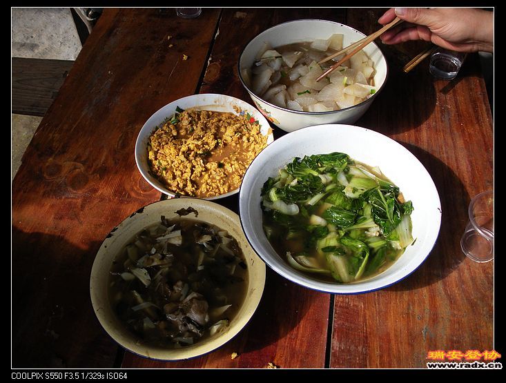 野鸡蛋，萝卜，青菜，冬笋咸菜，主食：红心番薯，来点白酒助助兴。