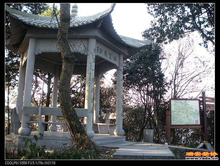 有亭，有说明。