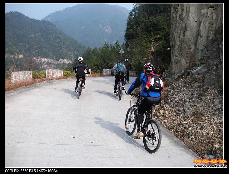 上坡，辛苦；我边骑边拍。