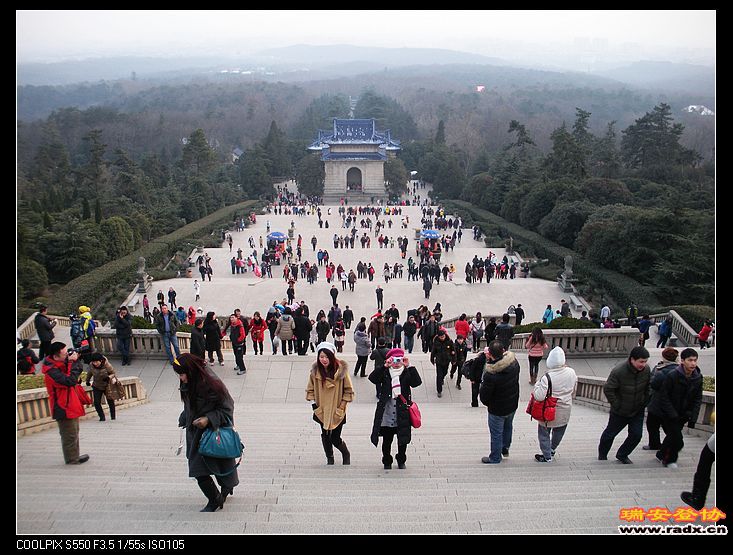 上往下看，看到的都是平台而不是楼梯。