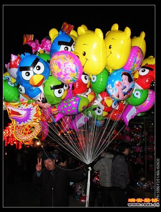 每个人都有节日的笑容。